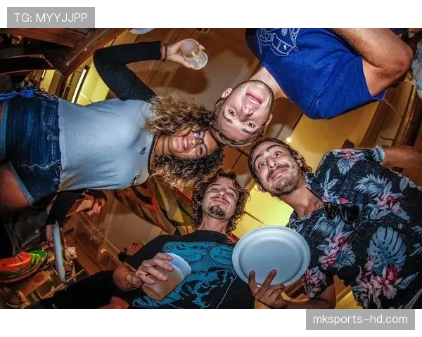 巴洛特利又穿着传奇丑T去豪宅开派对，门卫都看懵了！