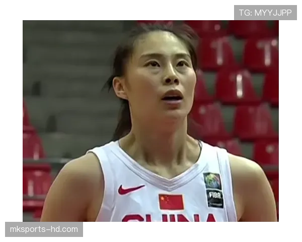 李月汝上场像坦克，下了场居然拎着超市塑料袋回家，这差距也太能演了