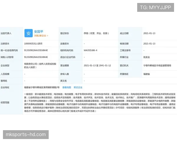 陈艺文拎着那个小包，感觉里面能装下我三年的外卖账单